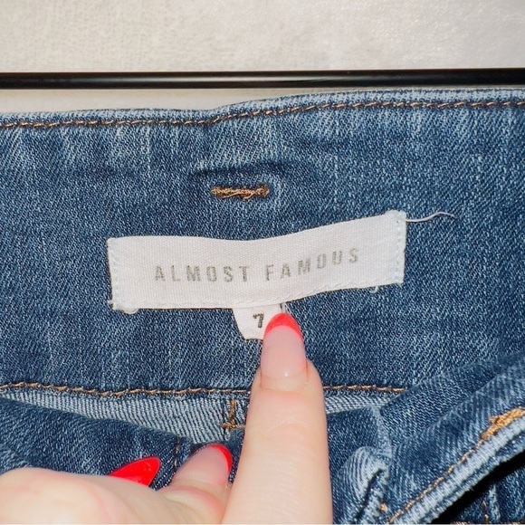 Almost Famous Dark Wash Denim High Rise Skinny Jeans size 7 - Picture 4 of 6
